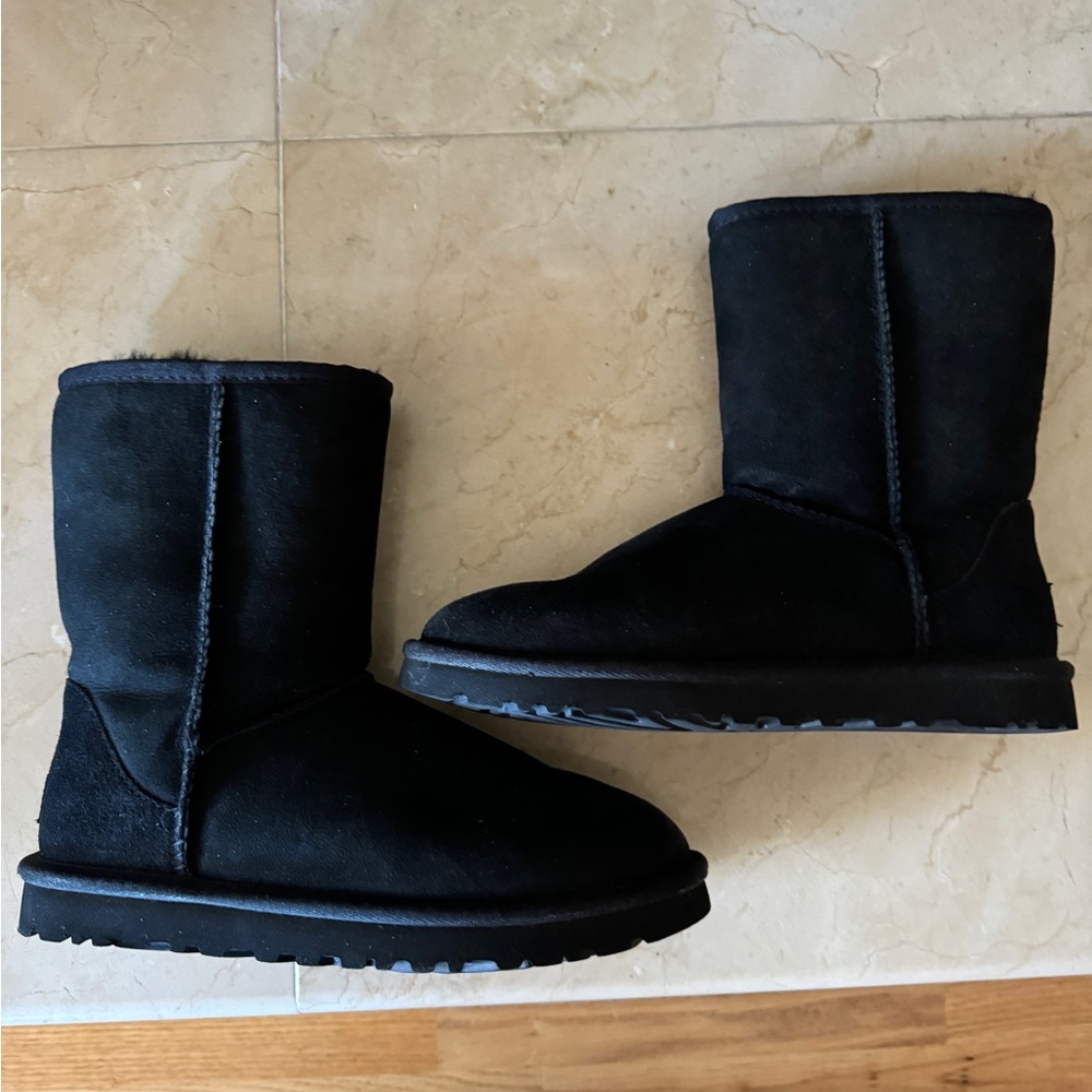 Ugg Short Black Boot - Size 7